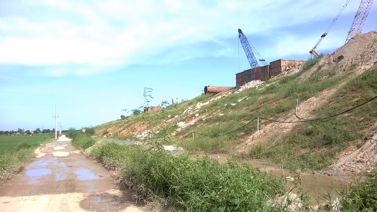 Sau 6 năm thực hiện, tuyến cao tốc Hà Nội - Hải Phòng, dự án giao thông trọng điểm quốc gia có quy mô lớn đầu tiên triển khai mô hình BOT với 105 km tiêu chuẩn cao tốc quốc tế, đang trong giai đoạn thi công hoàn thiện trước khi đi vào khai thác trong năm 2015 như kế hoạch