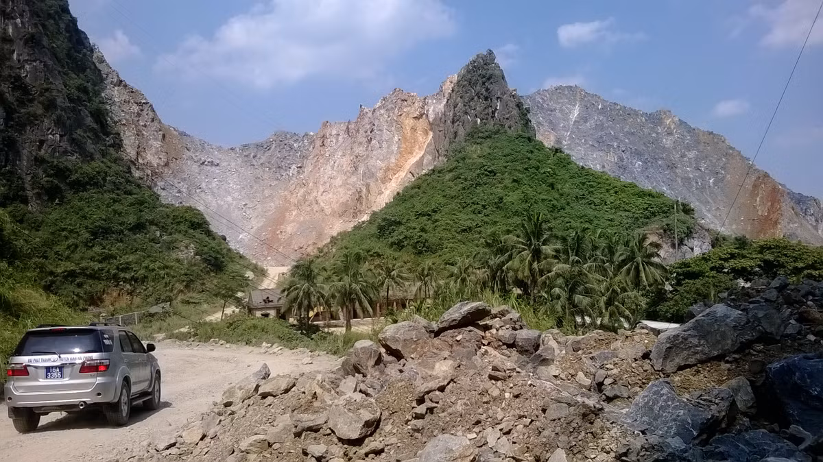 Xung quanh nhiều ngọn núi khác bị khai thác nham nhở.