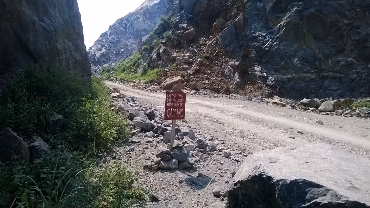 Đường vào khu khai thác có nhiều biển cấm.