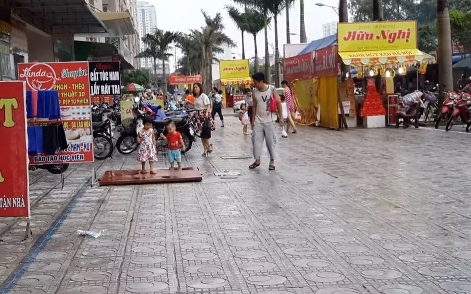 Hiện nay, một vỉa hè bị chiếm dụng thành chợ tạm, vỉa hè còn lại người dân bán hàng bầy bàn ghế lấn ra, xe máy để khắp lối đi, các cháu nhỏ không có chỗ chơi, người lớn không có chỗ đi bộ tập thể dục. Đến giờ cao điểm thì tắc đường liên miên gây tình trạng lộn xộn, bát nháo.