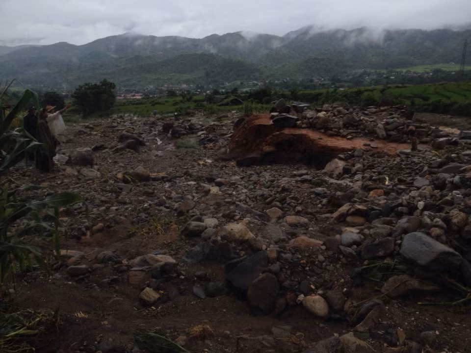 Tại xã Sơn Bình, huyện Tam Đường, mưa lũ cùng đá lăn gây sập một ngôi nhà, làm chết một cháu bé 5 tháng tuổi, vợ chồng chủ nhà bị thương. Tại xã Sơn Bình, huyện Tam Đường, mưa lũ cùng đá lăn gây sập một ngôi nhà, làm chết một cháu bé 5 tháng tuổi, vợ chồng chủ nhà bị thương.