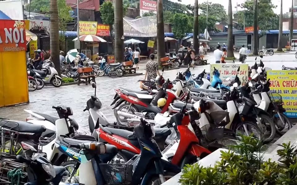 Lộn xộn bãi xe tại khu chợ tạm Đại Thanh.