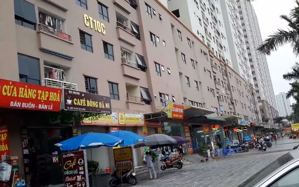 Đặc biệt, theo sự phản ánh của người dân và chủ cửa hàng, mỗi ki-ốt có diện tích khoảng 20m2 tại đây được bán cho các tiểu thương với "giá bèo" cũng tới 150 triệu đồng, thậm chí những ki-ốt ở vị trí đắc địa với diện tích khoảng 30m2 thì có giá từ 250 – 300 triệu đồng. Ngoài ra, mỗi tháng chủ mỗi ki-ốt này sẽ phải đóng từ 4 – 8 triệu cho Ban quản lý khu chợ.