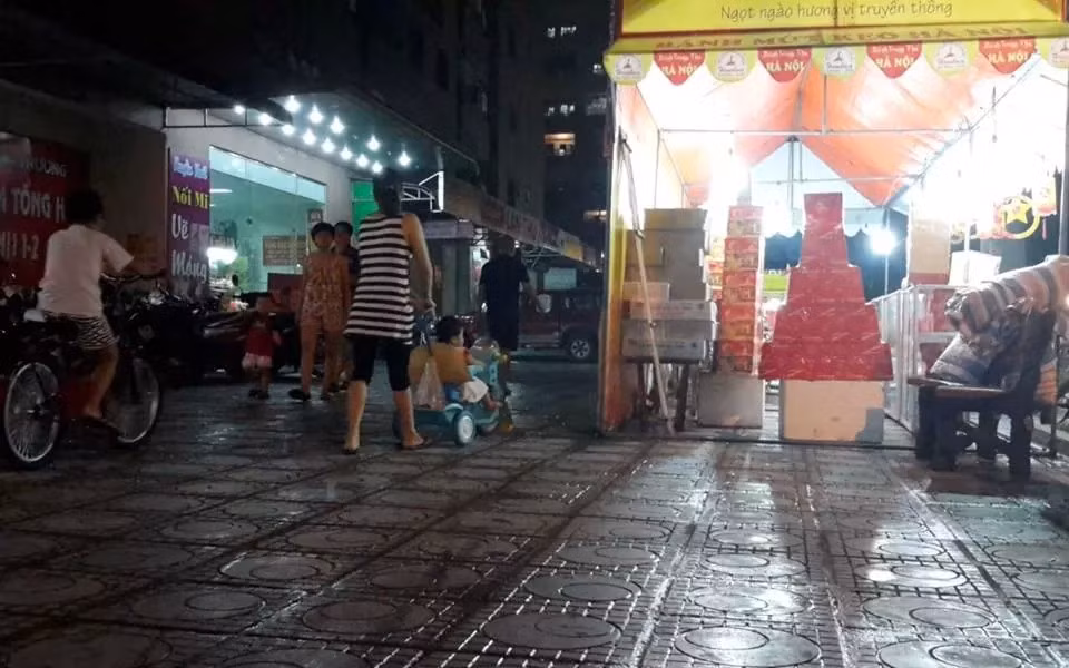 Ông Bình, thành viên của Ban quản lý KĐT Đại Thanh: “Việc xây khu chợ tạm này chúng tôi có chủ trương. Theo nhu cầu thực tế của người dân, phía trong lòng tòa nhà chung cư Đại Thanh cũng có một cái chợ, nhưng hiện nay vẫn phát sinh những chợ cóc, chúng tôi phải dồn số người buôn bán này lại và dẹp tất tình trạng chợ cóc”.