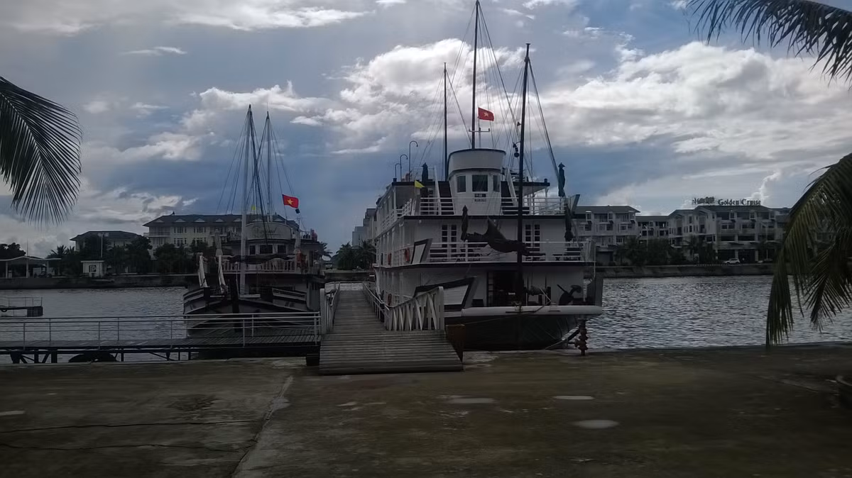 Lối lên xuống được bố trí cho hai tàu liền lúc.