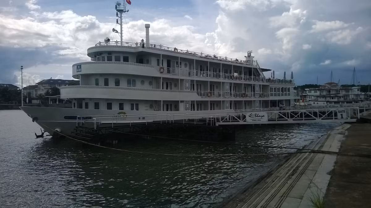 Những du thuyền cỡ lớn đang neo đậu tại cảng.