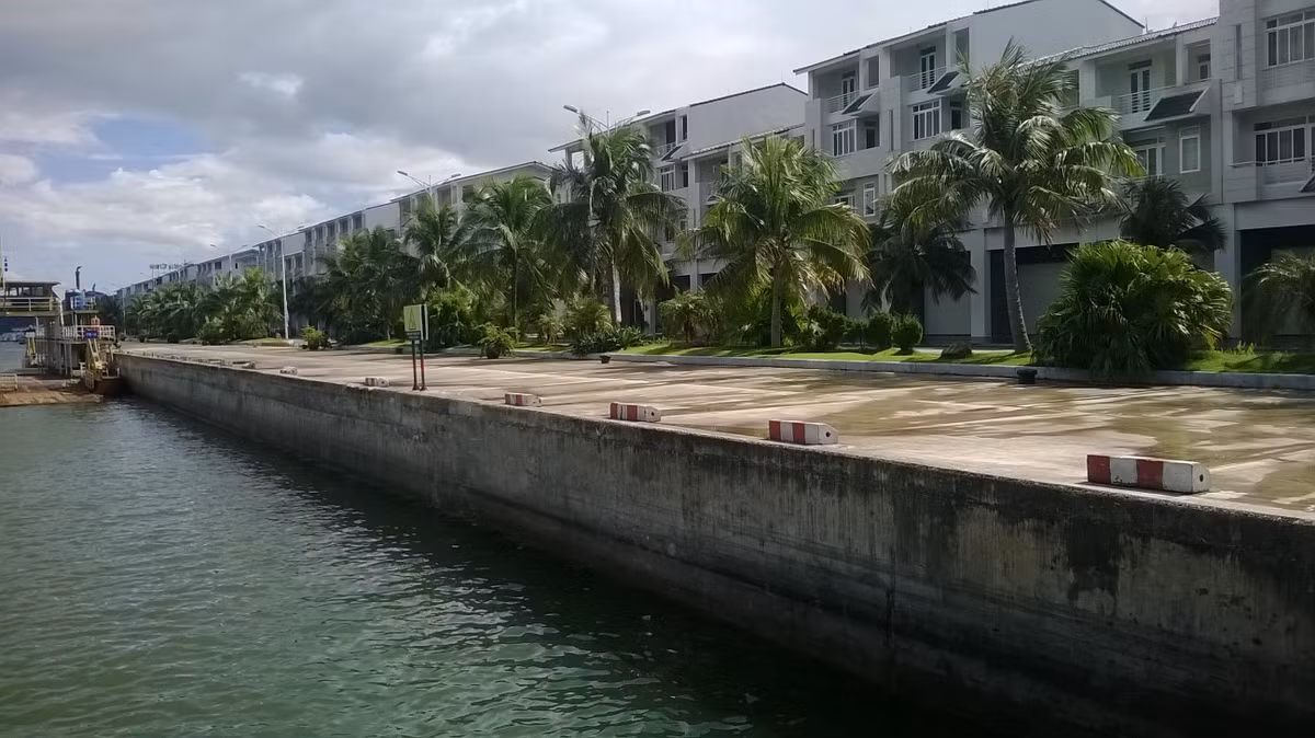 Hai ven đường bao quanh cảng là những khu biệt thự hiện đại.