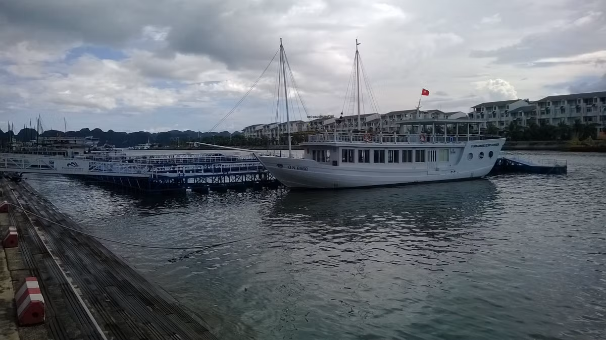 Cảng du thuyền nhân tạo Tuần Châu - Vịnh Hạ Long là cảng nằm trong khu vực kín gió, neo đậu an toàn, cách luồng đường thuỷ quốc 1.500m và rất gần các điểm tham quan trên Vịnh Hạ Long.