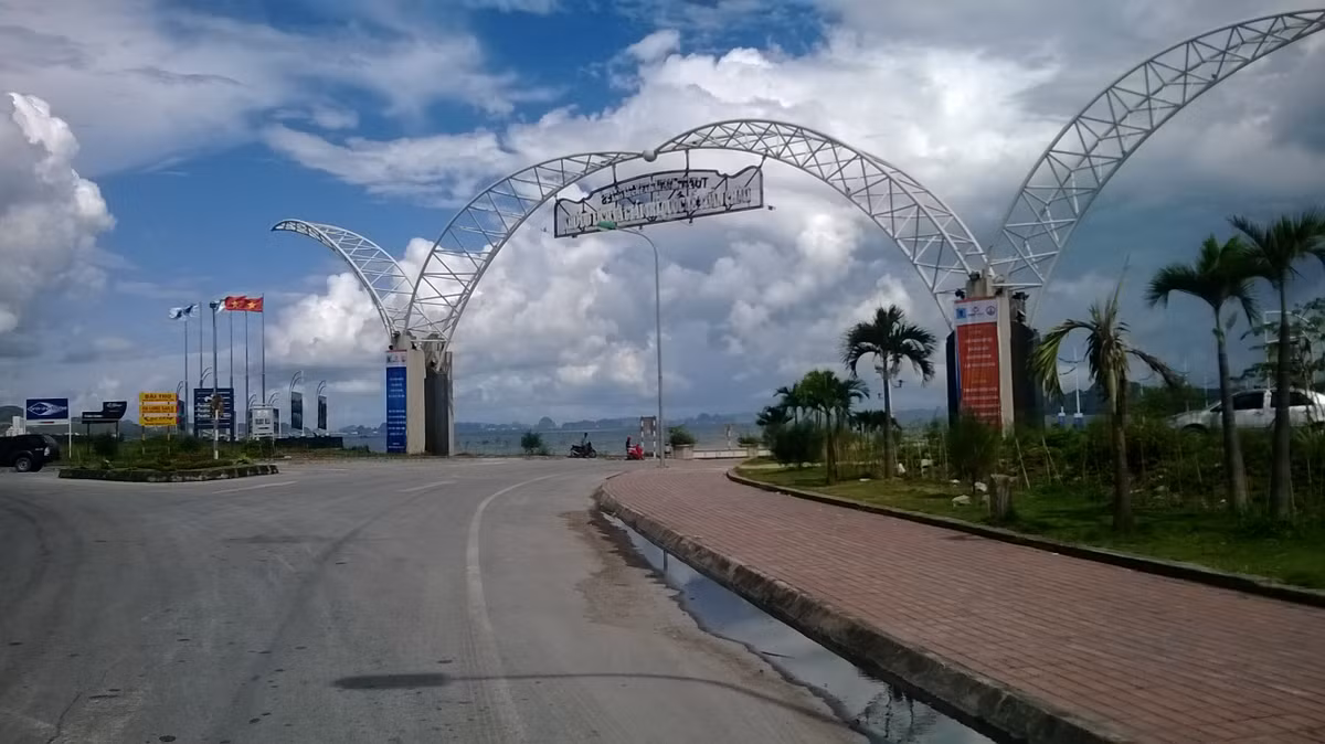 Cổng vào Cảng du thuyền Tuần Châu.