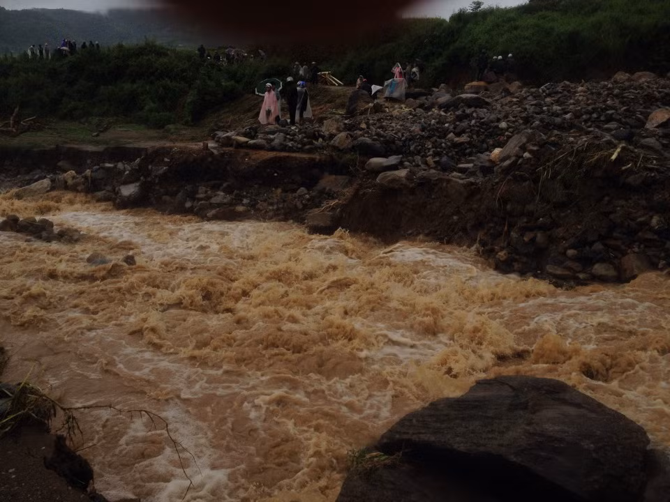Trận lũ lớn đã cuốn phăng mọi thứ trên đường nó đi qua. Trận lũ lớn đã cuốn phăng mọi thứ trên đường nó đi qua.