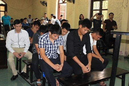 Các bị cáo tại phiên xét xử sáng 25/8.