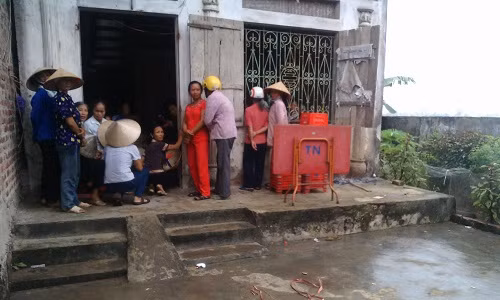 Người dân chưa hết bàng hoàng về vụ án mạng.