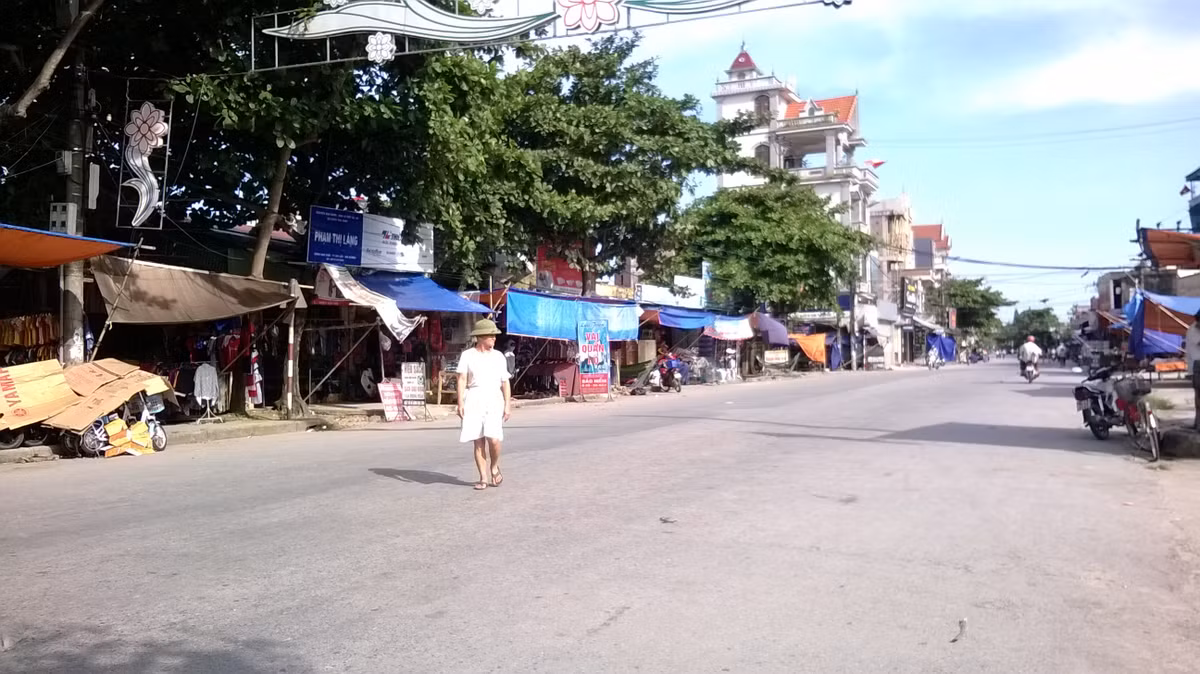 “Siêu thị chợ Cuối xây hàng chục tỷ rồi bỏ hoang như thế suốt vài năm nay nhìn rất phản cảm. Siêu thị này mặc dù có cả sự góp vốn của một số tiểu thương.Tuy nhiên, dù chợ được hoàn công nhiều năm nay, nhưng tất thảy người buôn bán chưa ai được một lần đặt chân vào cơ ngơi mới”, ông Long một tiểu thương cho biết. Đề nghị chính quyền và các cơ quan chức năng huyện Gia Lộc (tỉnh Hải Dương) sớm nghiên cứu, có hướng đưa siêu thị vào sử dụng, tránh để bỏ hoang, gây lãng phí.