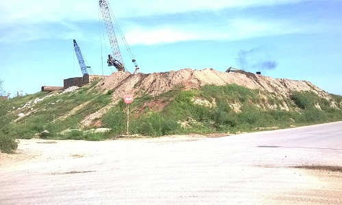 Toàn tuyến có chiều rộng mặt cắt ngang bình quân 100m, mặt đường rộng từ 32,5 - 35m với 6 làn xe chạy theo tốc độ thiết kế lên tới 120km/h, 2 làn dừng xe khẩn cấp, dải phân cách cứng ở giữa, dải cây xanh hai bên cùng với một số đường gom ở những chỗ cần thiết. Các loại xe ôtô có tốc độ thiết kế dưới 60km/giờ và xe máy không được đi vào đường này.