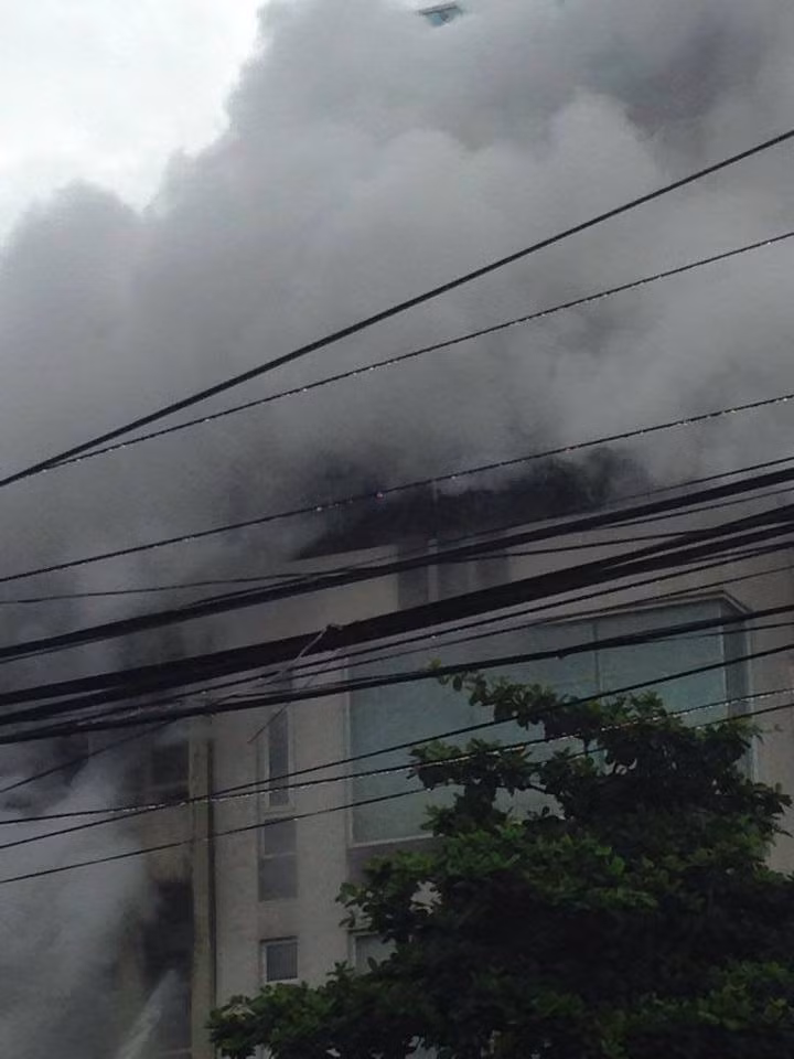 Khói bốc lên ngút trời.