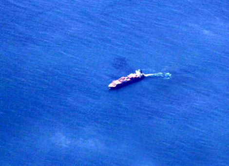 Sự kiên quyết của tổ bay đã khiến con tàu phải đổi hướng đi về vùng biển an toàn.
