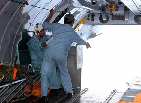 Các phi công đang bắn pháo hiệu cảnh báo tàu thuyền trên biển.