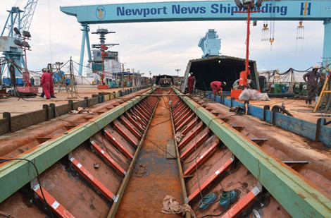 Một trong 4 máy phóng điện từ trên tàu sân bay đang được hoàn thiện.