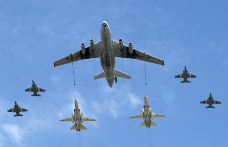 Máy bay tiếp dầu trên không Il-78.