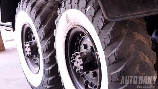 Lốp địa hình kiểu “cành thông”.