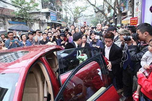 Bên cạnh hệ thống ống xả mới của chiếc xe sẽ giúp người lái cảm thấy phấn khích hơn với âm thanh "gầm rú" đặc trưng của Porsche mỗi khi nhấn ga. Âm thanh thể thao độc đáo này dễ dàng được kích hoạt bằng chỉ một nút nhấn bố trí trên táp-lô xe, hệ thống sau khi được kích hoạt sẽ định hướng âm thanh từ động cơ đi vào bên trong cabin xe.