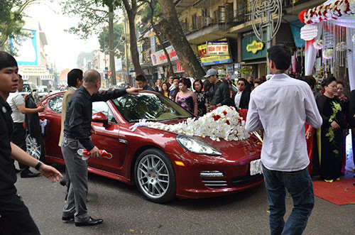 Với chức năng OverBoost trong gói tùy chọn Sport Chrono Package, mô-men xoắn cực đại sẽ được tăng lên đến 800Nm và chiếc xe sẽ có khả năng tăng tốc từ 0-100km/h chỏ trong vòng 3,6 giây và đạt tốc độ tối đa khoảng 310km/h.