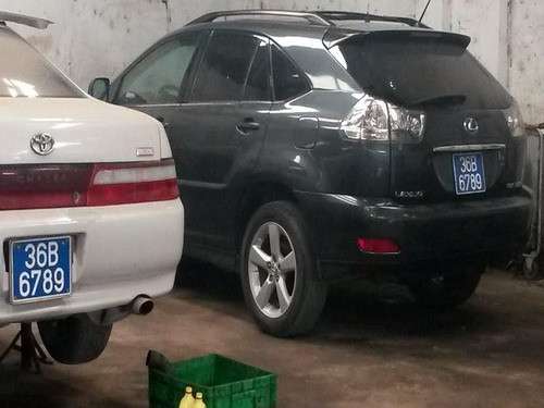 Hai chiếc ô tô chung biển 36B-6789 vào gara ô tô để bảo dưỡng cùng thời điểm.