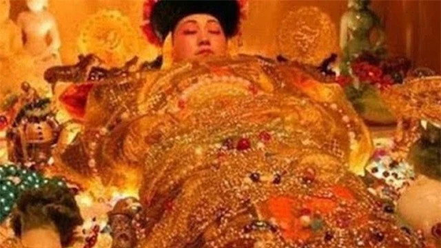 Mở mộ Từ Hi, kinh hoàng Thái hậu mở mắt trừng trừng trong quan tài - Hình 4 Mo mo Tu Hi, kinh hoang Thai hau mo mat trung trung trong quan tai-Hinh-4