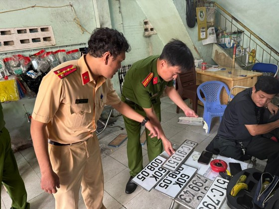 Kiem tra, xu ly cac co so cung cap bien so xe trai phep o TP.HCM