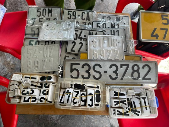 Kiem tra, xu ly cac co so cung cap bien so xe trai phep o TP.HCM-Hinh-5