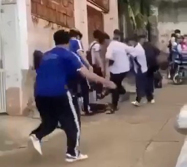 Đắk Lắk: Một học sinh cấp 2 bị nhóm học sinh khác đánh hội đồng Dak Lak: Mot hoc sinh cap 2 bi nhom hoc sinh khac danh hoi dong