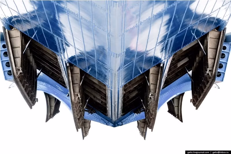 Các khoang chứa và xả nước dưới bụng máy bay. Ở cấu hình chữa cháy, máy bay Be-200 có 8 khoang chứa nước với 4 phễu lấy nước có thể múc 12 tấn nước chỉ trong vòng 14 giây. Ảnh: Gelio.livejournal