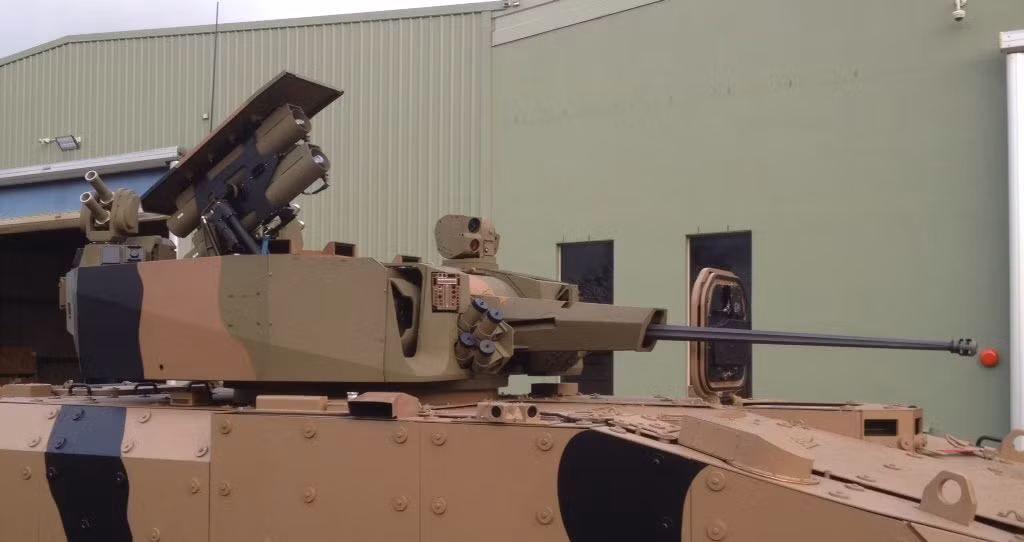 Terrex 3 được trang bị tháp pháo do Elbit, Israel chế tạo. Tháp lắp pháo tự động 30 mm, súng máy đồng trục 7,62 mm. Ngoài ra, nóc tháp pháo có thể lắp tên lửa chống tăng, hoặc súng máy hạng nặng 12,7 mm theo yêu cầu của khách hàng. Ảnh: Snafu-solomon