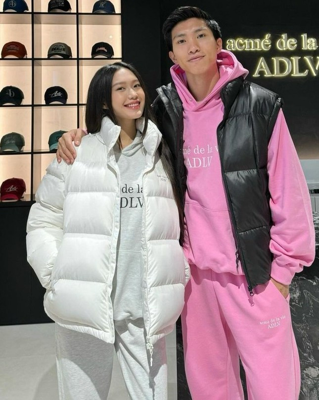 Hai vợ chồng còn rất đồng điệu với những set đồ thể thao rộng rãi, thoải mái. Trước khi kết hôn, mọi người ít thấy Doãn Hải My lựa chọn style thể thao đơn giản như thế này, nhưng giờ thì cô rất hào hứng diện đồ đôi với chồng.