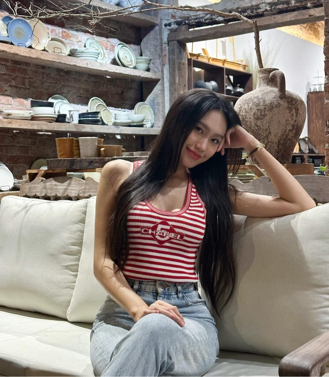 Trước cả khi công khai hẹn hò với cầu thủ Đoàn Văn Hậu, Doãn Hải My đã nổi tiếng khi lọt vào Top 10 Hoa hậu Việt Nam 2020, sở hữu gương mặt xinh đẹp, vóc dáng thon thả với vòng eo nhỏ xíu 56 cm.