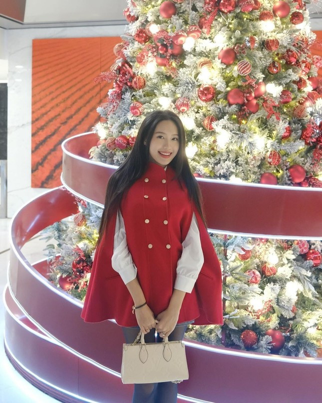 Không chỉ thay đổi tủ đồ mùa Hè, Doãn Hải My cũng đổi luôn cả style mùa Đông. Các mẫu áo khoác cô chọn đều có thiết kế không chiết eo, khiến netizen suy đoán rằng bà xã Văn Hậu đang có tin vui.