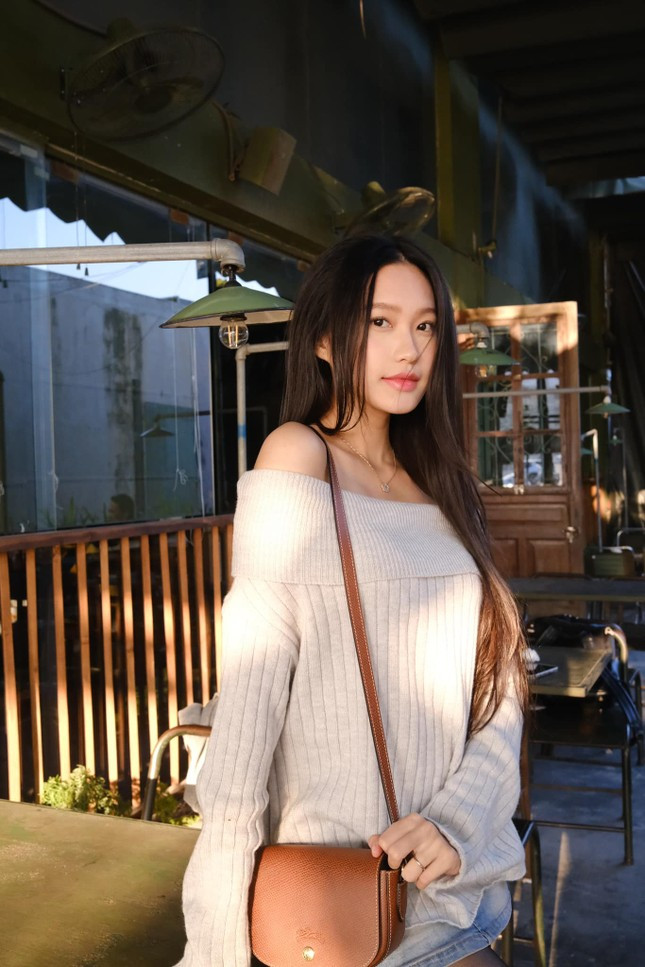 Mới đây nhất, Doãn Hải My tung loạt ảnh mới trong đó cô mặc một chiếc áo len dáng rộng, và dù có mặc đồ khoe eo hay giấu dáng hết cỡ, Doãn Hải My vẫn ghi điểm nhờ gương mặt xinh đẹp thần thái dịu dàng.