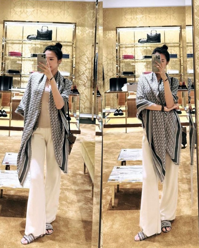 Trong tuần trăng mật ở Singapore, Doãn Hải My còn dùng thêm cả khăn choàng to bản để che kín vóc dáng cho dù cô đã mặc đồ suông rộng.