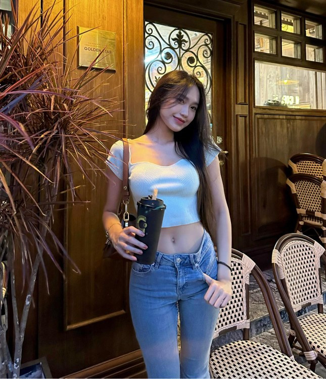 Chỉ cần kết hợp khéo léo những món đồ cơ bản như áo thun, chân váy jeans hay quần jeans là Doãn Hải My nhìn đầy trẻ trung cuốn hút khiến rất nhiều người muốn học hỏi tuyệt chiêu phối đồ.