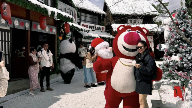 Thành phố Đà Lạt là nơi có khí hậu miền núi ôn hoà, mát mẻ quanh năm, đêm Giáng sinh tại Đà Lạt năm nay được dự báo có tiết trời lạnh đặc trưng với mưa bay nhẹ đầy lãng mạn. Sáng hôm sau, trời nắng đẹp, quang đãng, rất lý tưởng cho ho bạn và gia đình tổ chức các chuyến dã ngoại cùng nhau.