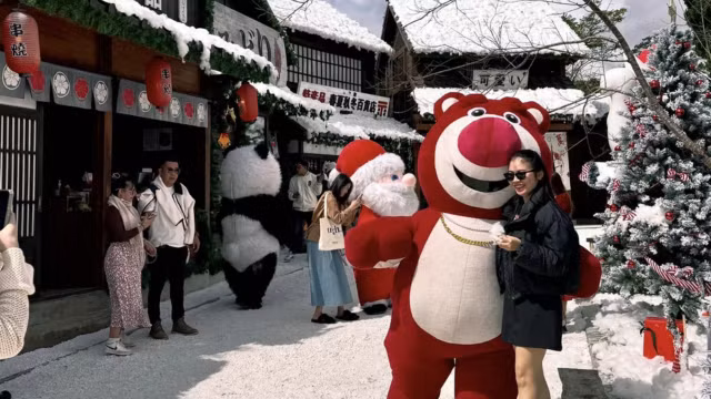 Thành phố Đà Lạt là nơi có khí hậu miền núi ôn hoà, mát mẻ quanh năm, đêm Giáng sinh tại Đà Lạt năm nay được dự báo có tiết trời lạnh đặc trưng với mưa bay nhẹ đầy lãng mạn. Sáng hôm sau, trời nắng đẹp, quang đãng, rất lý tưởng cho ho bạn và gia đình tổ chức các chuyến dã ngoại cùng nhau.