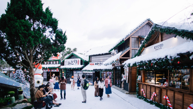 Con phố phủ đầy tuyết trắng nhân tạo, rừng lá phong chuyển màu, và phố đèn lồng Nhật Bản lấp lánh, tất cả tạo nên không gian tuyệt vời và sinh động cho bạn thỏa sức sáng tạo ra những bộ ảnh “sang-xịn-mịn”. Không chỉ là một điểm đến du lịch, Neko Town còn là nơi mang đến cho du khách những trải nghiệm đặc sắc của xứ sở hoa anh đào.