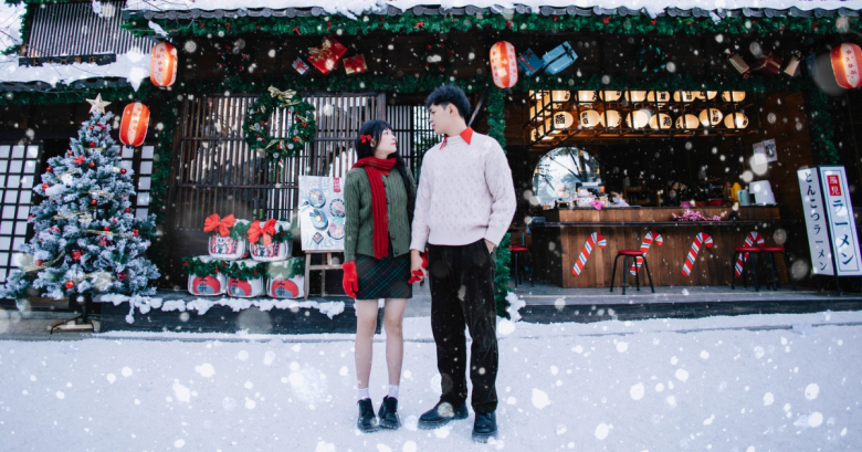 br/> Du lịch Đà Lạt vào dịp Giáng Sinh là trải nghiệm tuyệt vời, chắc chắn sẽ đưa bạn đến với những điều thật đặc biệt. Những ngày gần đây, xuất hiện một thị trấn tuyết giữa lòng thành phố Đà Lạt đang thu hút rất nhiều người đến tham quan chụp ảnh, đặc biệt là các bạn trẻ, đang “làm mưa làm gió” trên mạng xã hội, chắc chắn bạn cũng sẽ “thích mê” khi đặt chân đến đây.