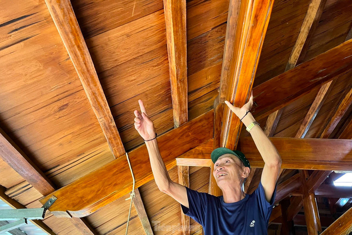 “Thời xưa rừng chưa cấm nên người dân vào rừng chặt gỗ dựng nhà, lợp mái. Giờ rừng cấm rồi, không ai dám vào chặt nữa. Trước cũng không biết gỗ samu là loại quý hiếm, chỉ thấy thơm, tốt nên chặt về dùng thôi. Giờ thì không lấy nữa mà phải bảo vệ cây”, ông Hà Văn Hùng nói và cho hay những cây gỗ samu dầu chỉ có ở trong rừng sâu, giáp biên giới nước Lào.