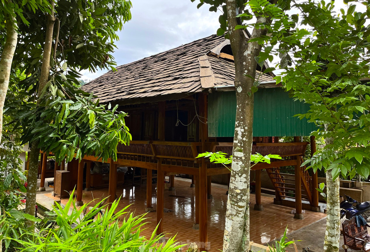 Nhà sàn ở làng Mường Đán có kích cỡ to nhỏ khác nhau, nhưng đều được làm 2 tầng. Trong đó tầng trệt chỉ để nông cụ, đồ dùng, củi, gỗ. Tầng trên cao là nơi ở của người Thái vừa tránh thú dữ, vừa tránh được ẩm thấp. Mỗi căn nhà được thiết kế từ 3-5 gian. Trong đó từ cầu thang lên gian ngoài cùng là gian để tiếp khách rồi không gian thờ, bếp và nơi sinh hoạt, ngủ của gia đình.