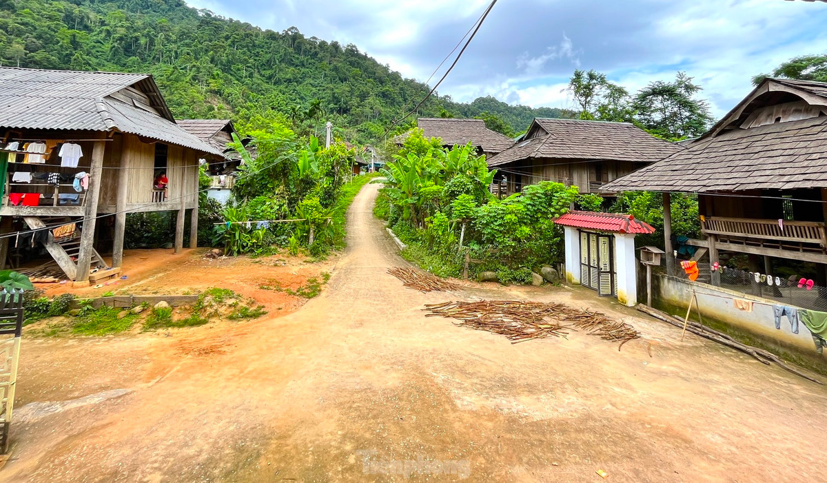 Ông Hà Văn Hùng (70 tuổi, sống trong làng Mường Đán) cho hay ông và những người cao tuổi trong làng không biết Mường Đán có từ khi nào. Từ nhỏ sinh ra và lớn lên, ông đã thấy làng có nhiều người. Trước đây, dân Mường Đán sống trong rừng gần như biệt lập với thế giới bên ngoài. Đường đi lại rất khó khăn, chủ yếu là đường mòn trong rừng.