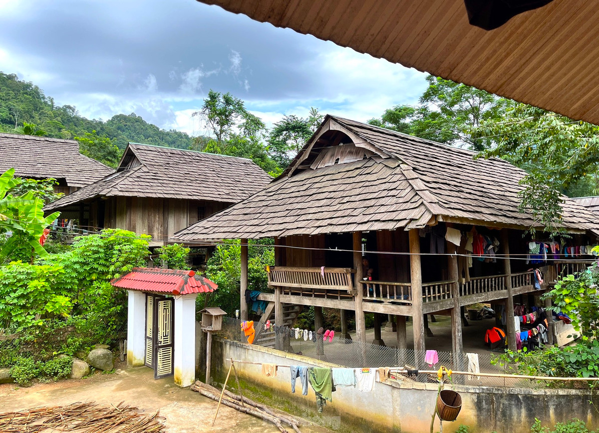 Những mái nhà được lớp mái bằng loại gỗ quý samu dầu nhuốm màu thời gian càng khiến ngôi làng thêm cổ kính.