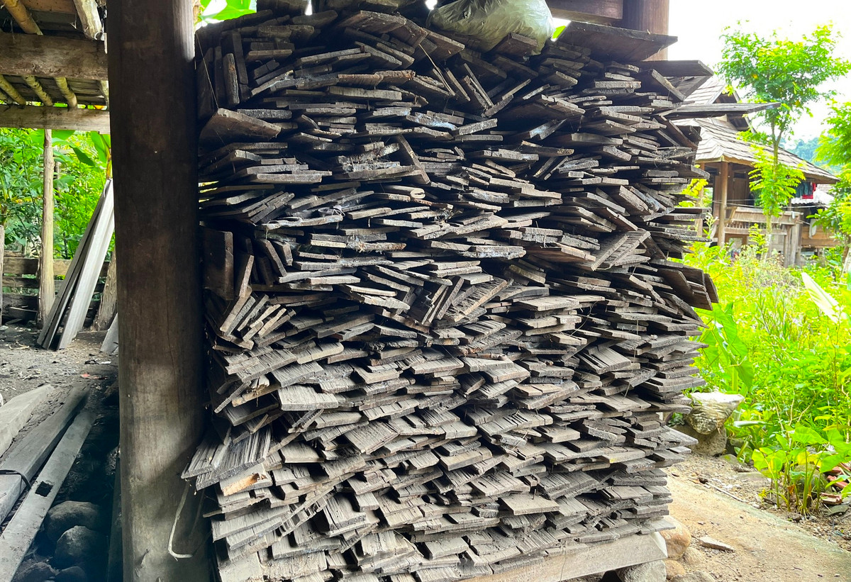Để bảo tồn những mái nhà bằng gỗ quý này, nhiều gia đình khi sửa chữa mái nhà đã chuyển những tấm gỗ này cất dành làm trần, còn mái được thay thế bằng tôn.