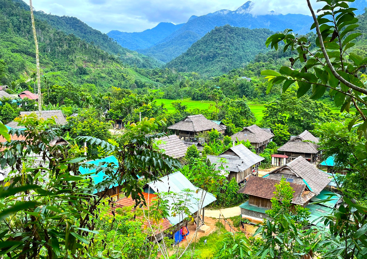 Ngôi làng Mường Đán nằm lọt thỏm trong Khu Bảo tồn thiên nhiên Pù Hoạt, cách trung tâm xã Hạnh Dịch (huyện Quế Phong, tỉnh Nghệ An) chừng 15 km. Ngôi làng này hiện có gần 200 hộ dân là người dân tộc Thái sinh sống và vẫn giữ được những nét đặc trưng, độc đáo về văn hóa của người Thái cổ.