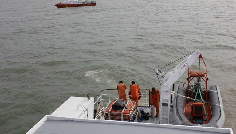 Trong khi đó, công tác tìm kiếm cứu nạn vẫn đang được các ngành liên quan thực hiện một cách khẩn trương...